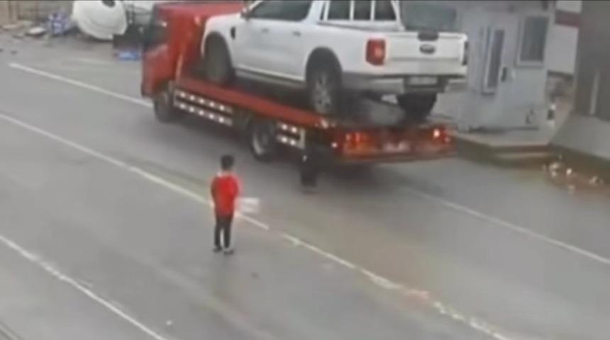 Şırnak&rsquo;ta yola fırlayan &ccedil;ocuk, s&uuml;r&uuml;c&uuml;n&uuml;n manevrasıyla &ouml;l&uuml;mden d&ouml;nd&uuml;