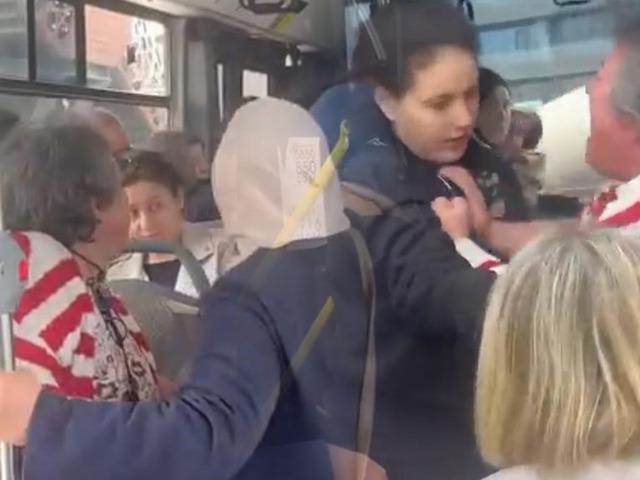 Belediye otob&uuml;s&uuml;nde şof&ouml;r&uuml;n kolunu ısırdılar