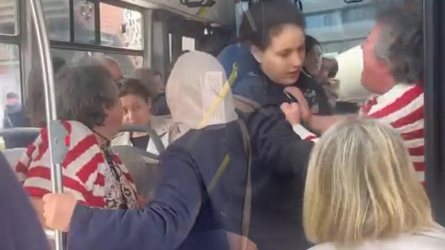 Otobüste kadınlar birbirine girdi: Şoförün kolunu ısırdı!