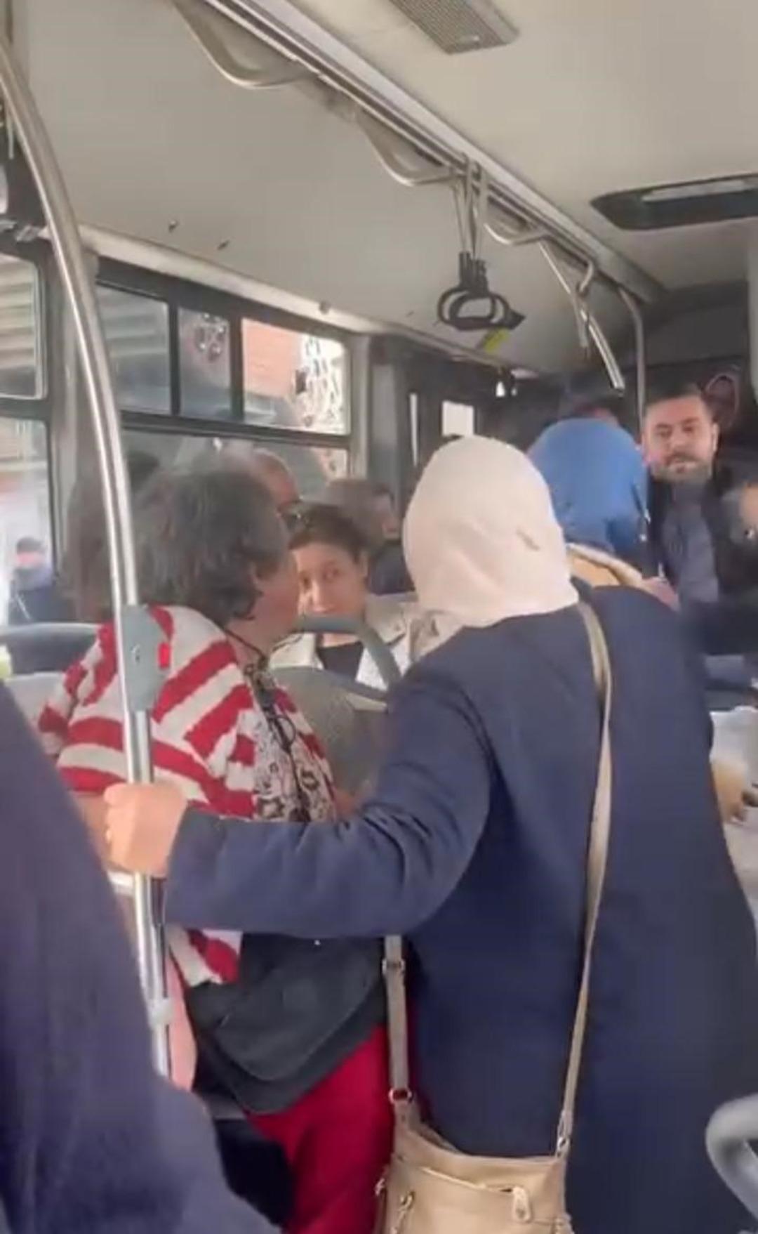 Otob&uuml;ste kadınlar birbirine girdi: Şof&ouml;r&uuml;n kolunu ısırdı! 3