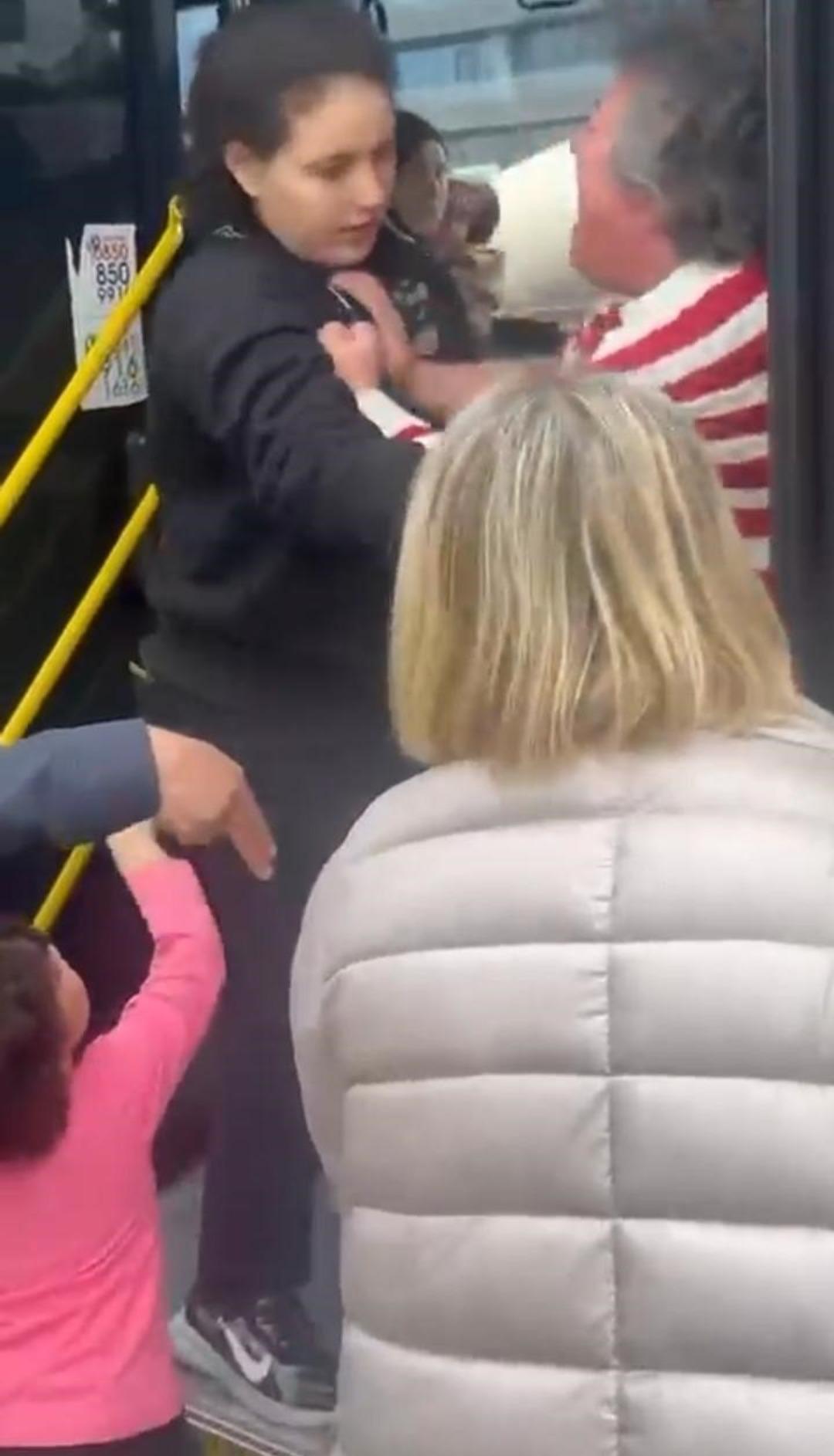 Otob&uuml;ste kadınlar birbirine girdi: Şof&ouml;r&uuml;n kolunu ısırdı! 2