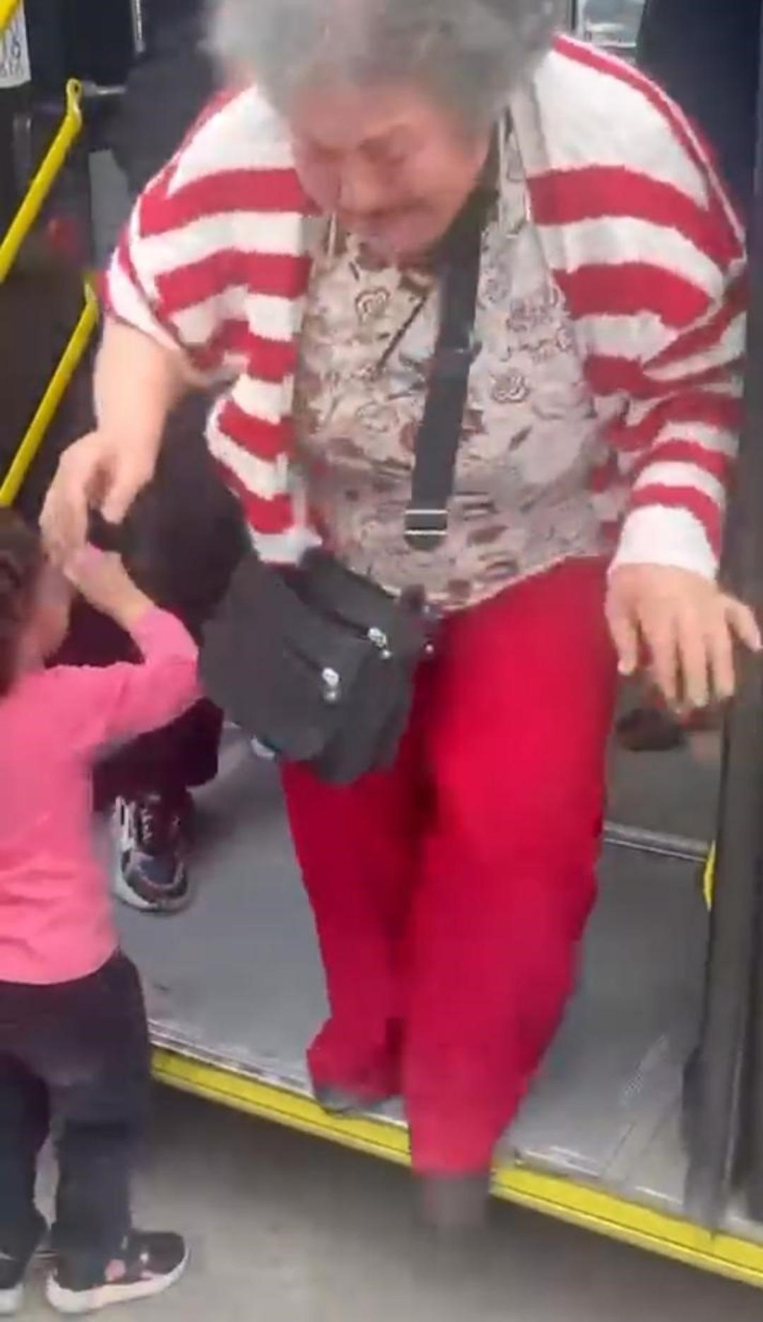 Otob&uuml;ste kadınlar birbirine girdi: Şof&ouml;r&uuml;n kolunu ısırdı! 1