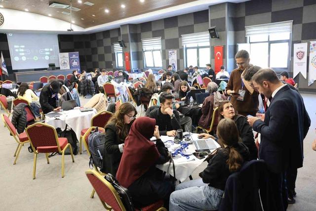 5 ilden 70 gen&ccedil; Elazığ&rsquo;da T&uuml;rkiye&rsquo;nin uzay misyonu i&ccedil;in ter d&ouml;kecek 7