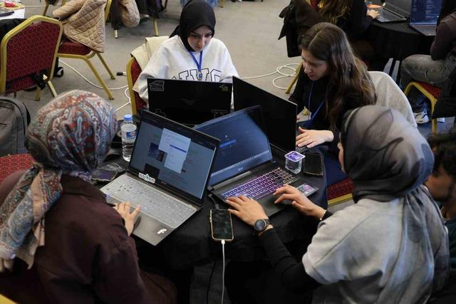 5 ilden 70 gen&ccedil; Elazığ&rsquo;da T&uuml;rkiye&rsquo;nin uzay misyonu i&ccedil;in ter d&ouml;kecek 5