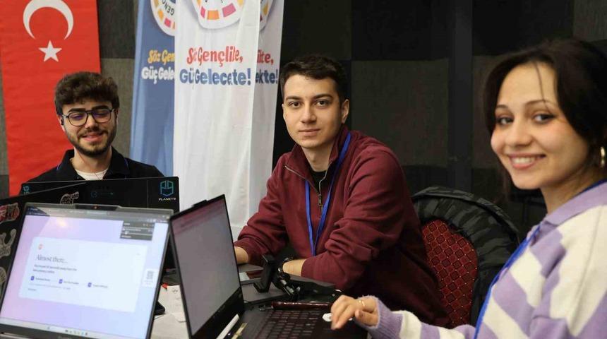 5 ilden 70 gen&ccedil; Elazığ&rsquo;da T&uuml;rkiye&rsquo;nin uzay misyonu i&ccedil;in ter d&ouml;kecek