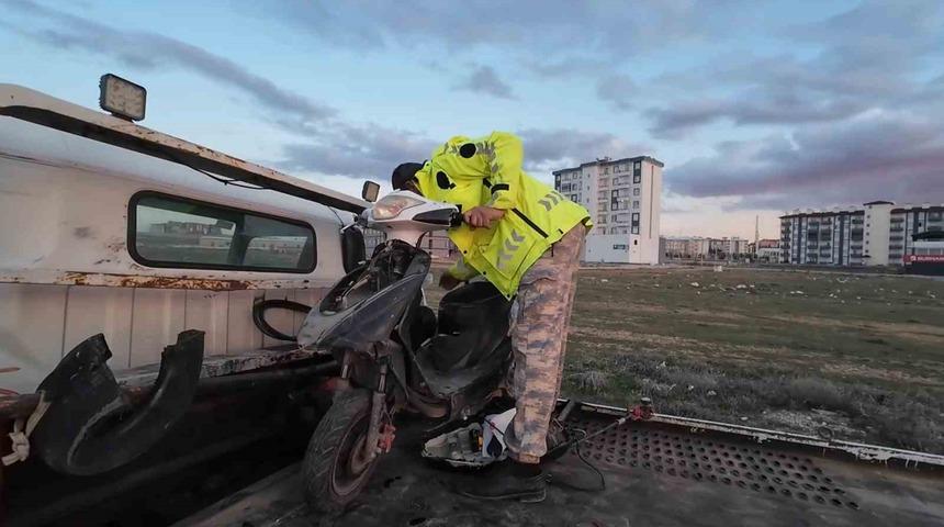 Karaman&rsquo;da elektrikli bisiklet s&uuml;r&uuml;c&uuml;s&uuml; yaptığı kazada yaralandı