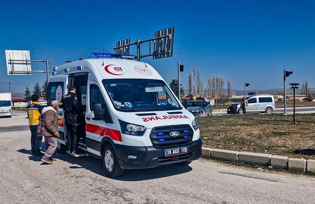 &Ccedil;orum&rsquo;da hafif ticari ara&ccedil; ile otomobil &ccedil;arpıştı: 1 yaralı 4