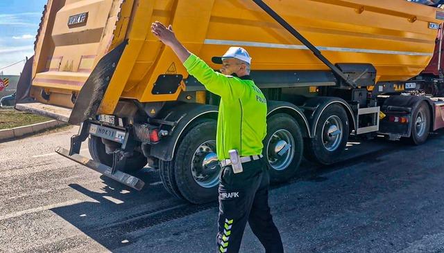 &Ccedil;orum&rsquo;da hafif ticari ara&ccedil; ile otomobil &ccedil;arpıştı: 1 yaralı 3
