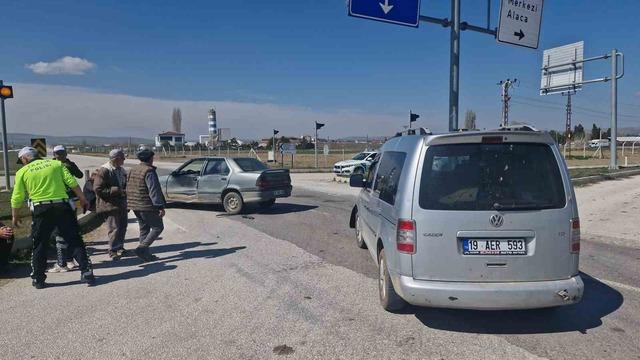&Ccedil;orum&rsquo;da hafif ticari ara&ccedil; ile otomobil &ccedil;arpıştı: 1 yaralı 2