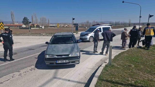 &Ccedil;orum&rsquo;da hafif ticari ara&ccedil; ile otomobil &ccedil;arpıştı: 1 yaralı 1