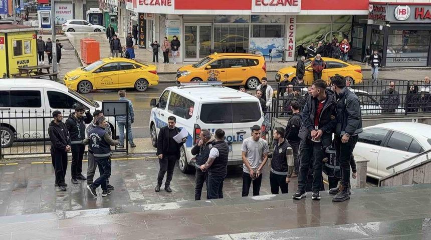 Ka&ccedil;ırma ve darp olayındaki 8 ş&uuml;pheli adliyeye sevk edildi