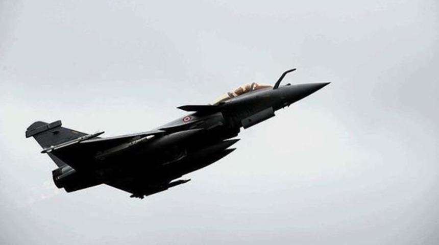 Fransa&rsquo;da savaş u&ccedil;ağı yanlışlıkla bir fabrikayı bombaladı