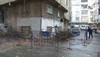 Bağcılar&rsquo;da bir binanın &ccedil;atısı &ccedil;&ouml;kt&uuml;: 2 ara&ccedil; hasar g&ouml;rd&uuml;