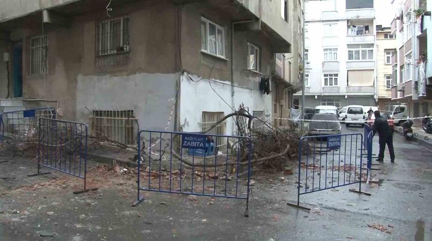 Bağcılar&rsquo;da bir binanın &ccedil;atısı &ccedil;&ouml;kt&uuml;: 2 ara&ccedil; hasar g&ouml;rd&uuml;