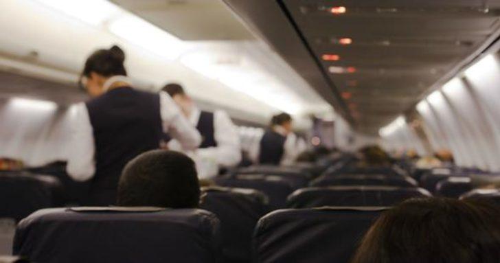 Genç kızın hostese verdiği not korkunç gerçeği ortaya çıkardı G1