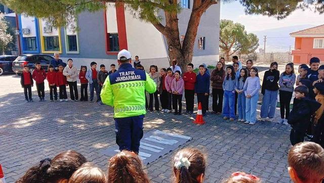 Jandarma ekiplerinden &ouml;ğrencilere trafik bilinci eğitimi 2