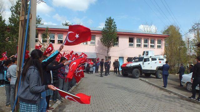 Lise öğrencilerinden emniyet müdürüne pasta sürprizi