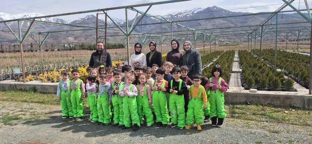 Elazığ’da minik öğrenciler fidanlıkta doğayla buluştu 1