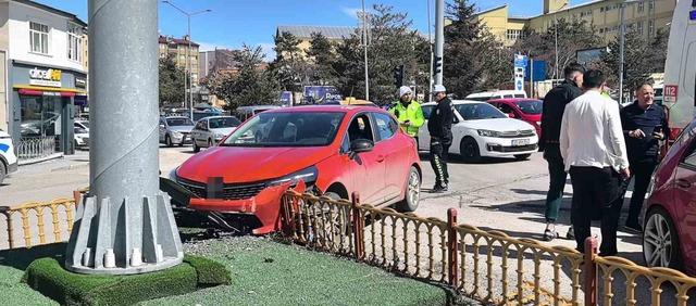 Ara&ccedil; i&ccedil;erisindeki k&ouml;pek &uuml;zerine atlayınca direksiyon hakimiyetini kaybetti 3