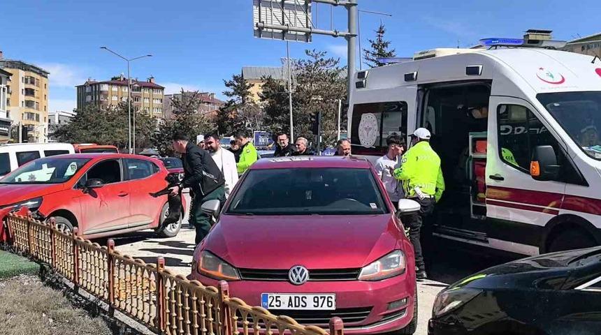 Ara&ccedil; i&ccedil;erisindeki k&ouml;pek &uuml;zerine atlayınca direksiyon hakimiyetini kaybetti