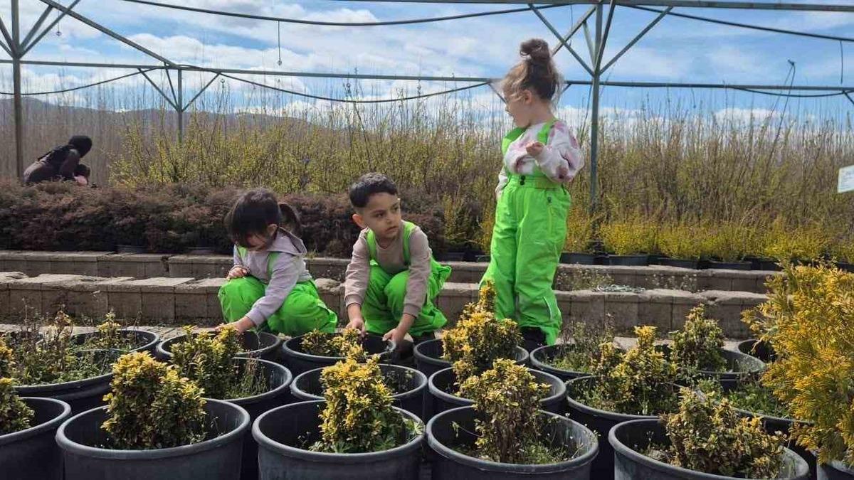 Elazığ’da minik öğrenciler fidanlıkta doğayla buluştu