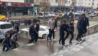 Banka hesabını kiraladığı kişilere ulaşamayınca arkadaşlarını ka&ccedil;ırıp darbettirdi