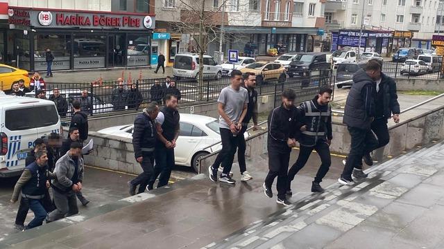 Banka hesabını kiraladığı kişilere ulaşamayınca arkadaşlarını kaçırıp darbettirdi