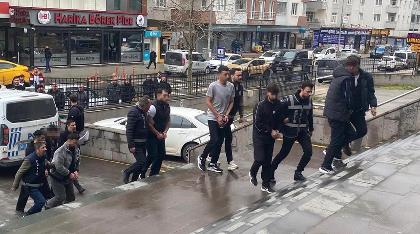 Banka hesabını kiraladığı kişilere ulaşamayınca arkadaşlarını ka&ccedil;ırıp darbettirdi