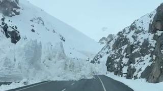 Van-Hakkari karayoluna çığ düştü