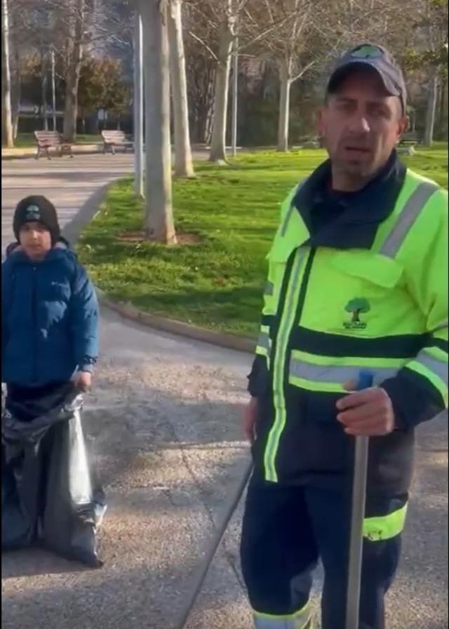 Küçük oğluyla birlikte çalışan temizlik işçisi duygulandırdı 1