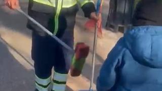 Küçük oğluyla birlikte çalışan temizlik işçisi duygulandırdı