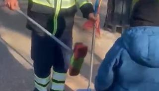 K&uuml;&ccedil;&uuml;k oğluyla birlikte &ccedil;alışan temizlik iş&ccedil;isi duygulandırdı