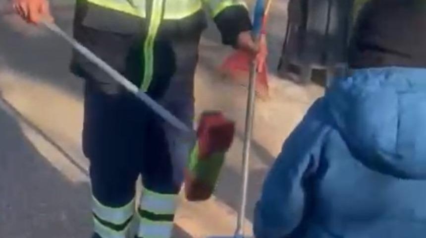 K&uuml;&ccedil;&uuml;k oğluyla birlikte &ccedil;alışan temizlik iş&ccedil;isi duygulandırdı