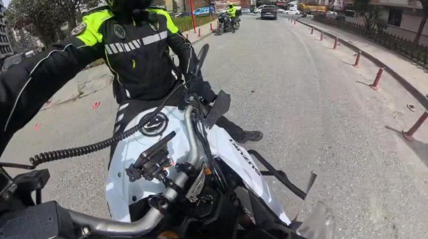 Bah&ccedil;elievler'de yaralanan bebeği hastaye motosikletli zabıta yetiştirdi