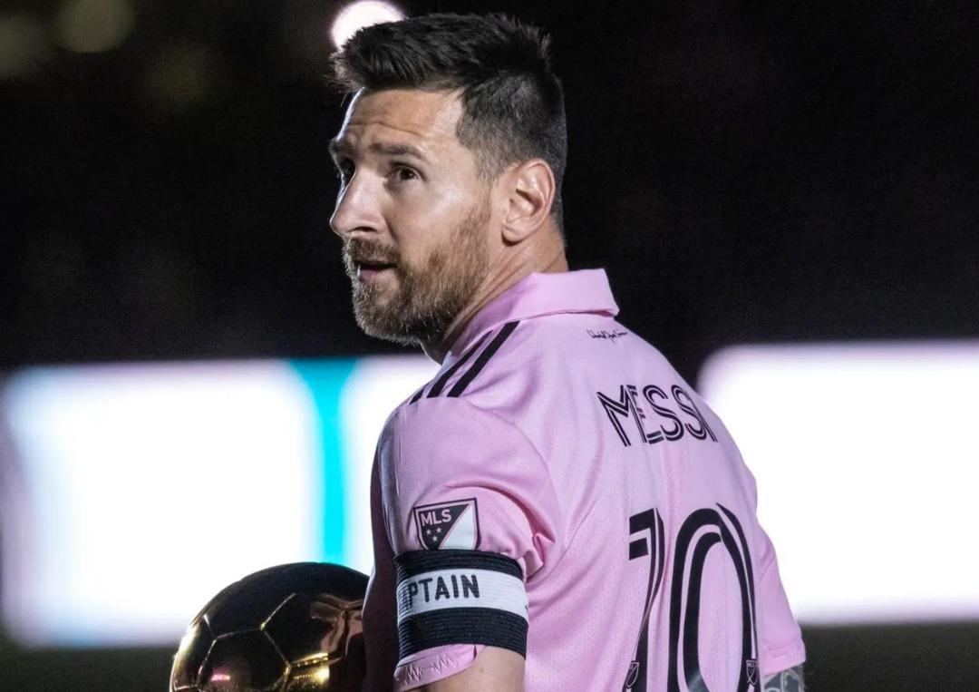 SON DAKİKA | Lionel Messi bu sefer &ccedil;ok ilgin&ccedil; bir şekilde tarihe ge&ccedil;ti! Inter Miami den Arjantinli yıldıza eşi benzeri g&ouml;r&uuml;lmemiş onur... 2