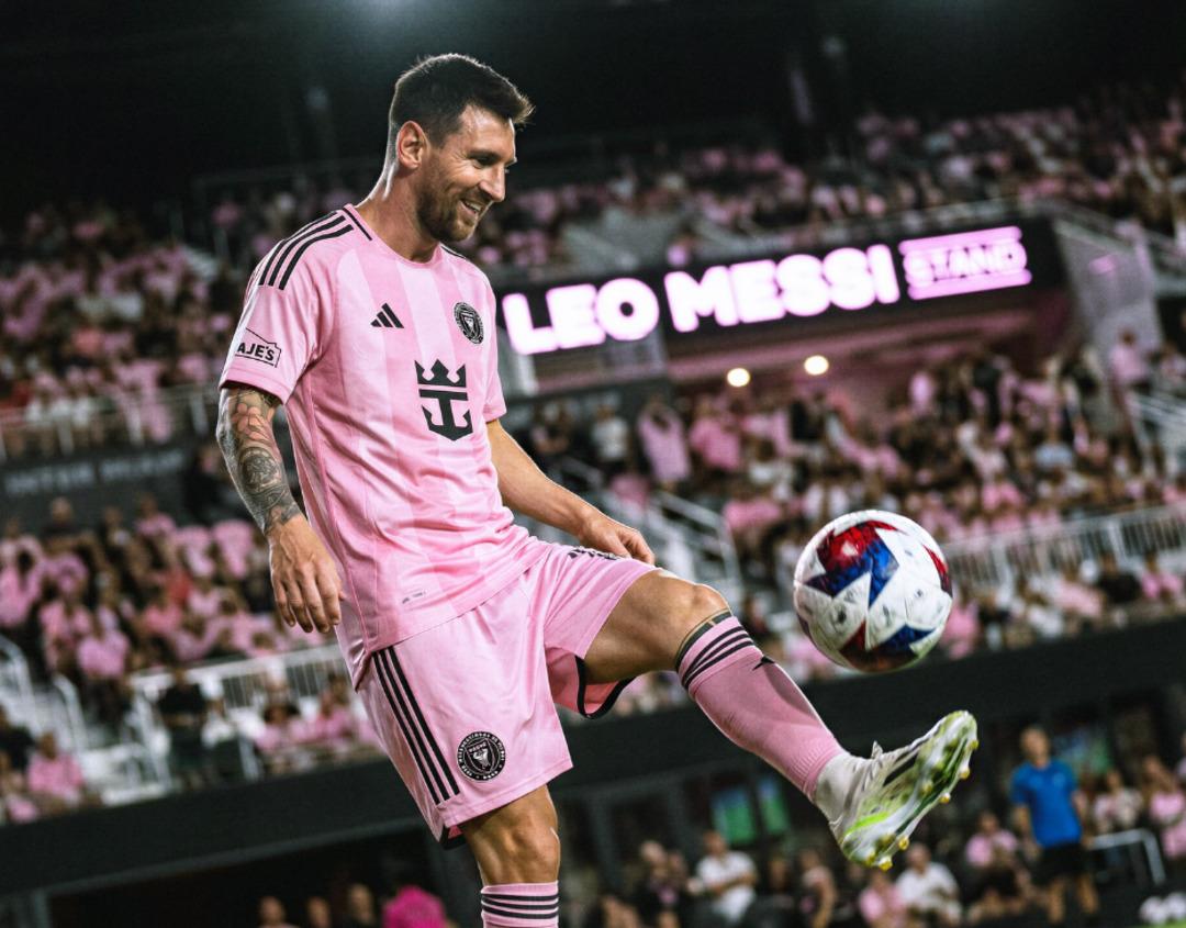 SON DAKİKA | Lionel Messi bu sefer &ccedil;ok ilgin&ccedil; bir şekilde tarihe ge&ccedil;ti! Inter Miami den Arjantinli yıldıza eşi benzeri g&ouml;r&uuml;lmemiş onur... 1