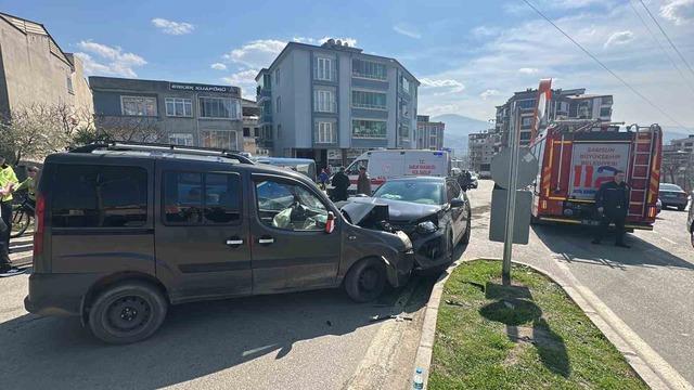 Hafif ticari araç ile SUV tipi araç kafa kafaya çarpıştı: 4 yaralı 5