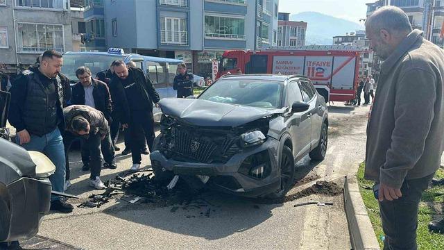 Hafif ticari araç ile SUV tipi araç kafa kafaya çarpıştı: 4 yaralı 4