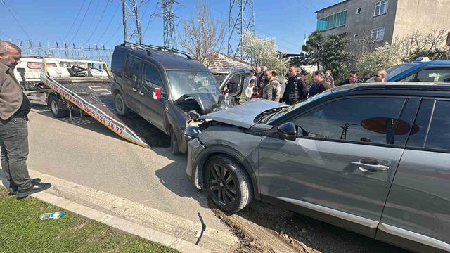 Hafif ticari araç ile SUV tipi araç kafa kafaya çarpıştı: 4 yaralı 3