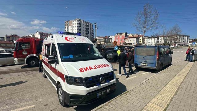 Hafif ticari araç ile SUV tipi araç kafa kafaya çarpıştı: 4 yaralı 2
