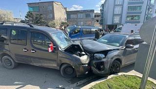 Hafif ticari ara&ccedil; ile SUV tipi ara&ccedil; kafa kafaya &ccedil;arpıştı: 4 yaralı