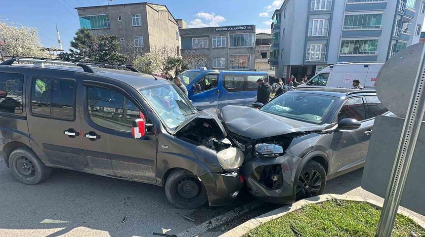 Hafif ticari ara&ccedil; ile SUV tipi ara&ccedil; kafa kafaya &ccedil;arpıştı: 4 yaralı