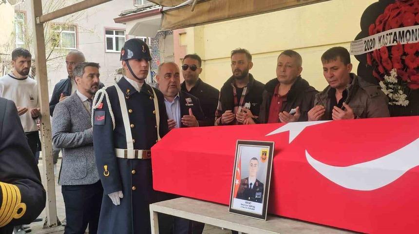 Bayram d&ouml;n&uuml;ş&uuml; motosikleti ile kaza yapan Uzman &Ccedil;avuş dualarla son yolculuğuna uğurlandı