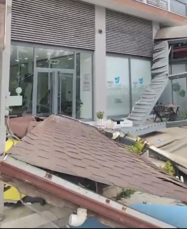 Denizli&rsquo;de  &ccedil;atılar u&ccedil;tu, ağa&ccedil;lar ara&ccedil;ların &uuml;zerine devrildi, insanlar y&uuml;r&uuml;yemedi 4