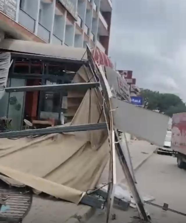 Denizli&rsquo;de  &ccedil;atılar u&ccedil;tu, ağa&ccedil;lar ara&ccedil;ların &uuml;zerine devrildi, insanlar y&uuml;r&uuml;yemedi 3