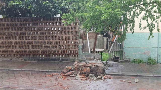 Denizli&rsquo;de  &ccedil;atılar u&ccedil;tu, ağa&ccedil;lar ara&ccedil;ların &uuml;zerine devrildi, insanlar y&uuml;r&uuml;yemedi 1