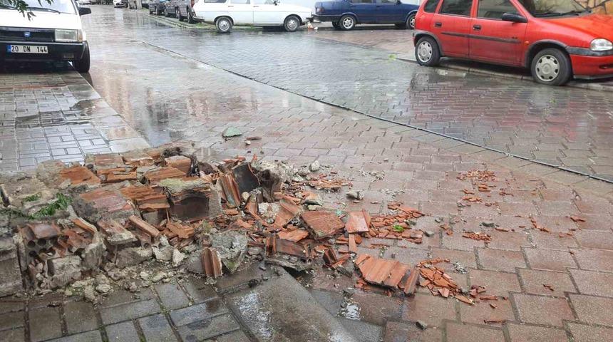 Denizli&rsquo;de  &ccedil;atılar u&ccedil;tu, ağa&ccedil;lar ara&ccedil;ların &uuml;zerine devrildi, insanlar y&uuml;r&uuml;yemedi