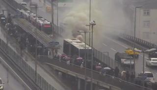 Şişli'de metrob&uuml;ste yangın