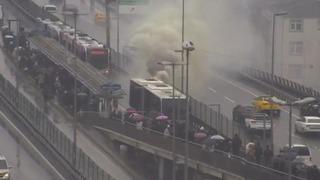 Şişli'de metrobüste yangın! 