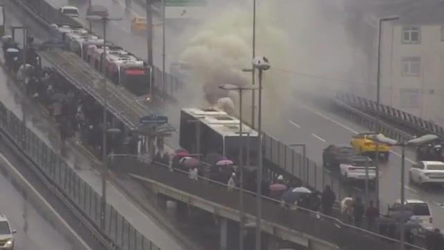 Şişli'de metrobüste yangın! 